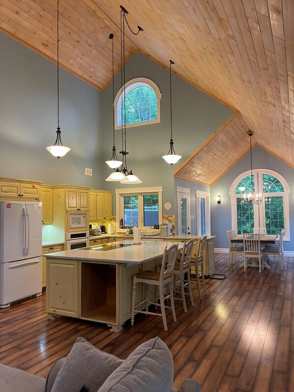 Køleskab, mikrobølgeovn, ovn, kogeplade