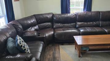 Smart-TV, Kamin, Videospiele, Bücher