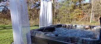 Golden Moose Cottage with hot tub