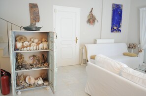 3 bedrooms, desk, iron/ironing board, travel cot
