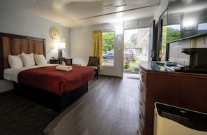 Chambre Simple Standard, 1 grand lit, non-fumeurs, réfrigérateur et four à micro-ondes | Literie de qualité supérieure, surmatelas, ameublement personnalisé