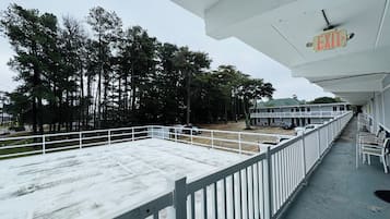 Quarto exclusivo, 2 camas Queen, para não fumantes, cozinha americana | Vista da sacada