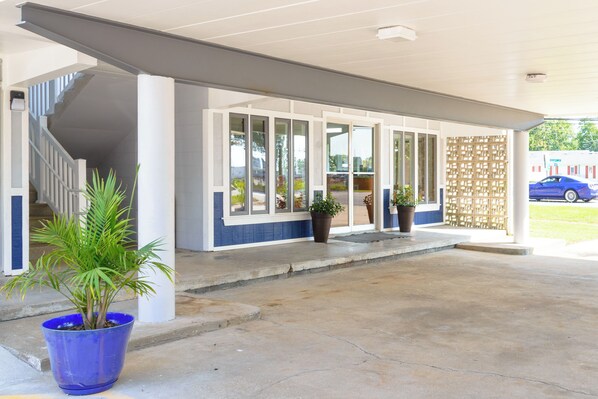 Property entrance - Heart of Manteo Motor Lodge (Manteo)