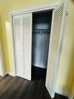 Quarto casal superior, vista para a cidade, no canto | Comodidades do quarto