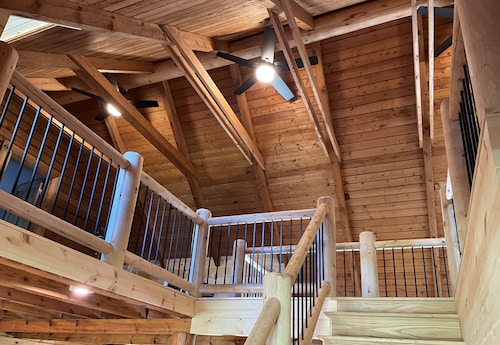 Log home on 17 Acres w/ Modern Amenities - near Frankenmuth