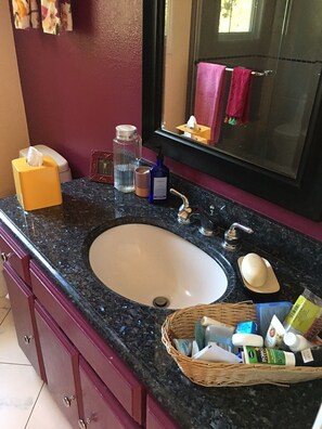 Shower, hair dryer, towels, soap - A gorgeous, peaceful, romantic & child-friendly home nestled in wine country (Sebastopol)