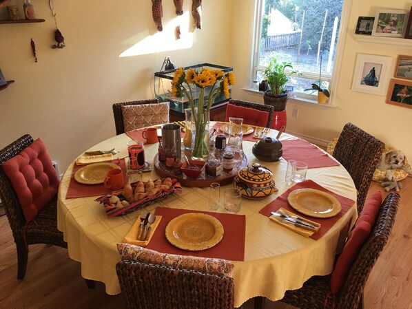 Dining - A gorgeous, peaceful, romantic & child-friendly home nestled in wine country (Sebastopol)