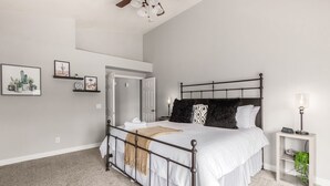 4 habitaciones, escritorio y tabla de planchar con plancha 