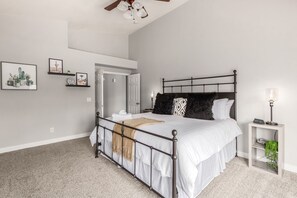 4 多间卧室、办公桌、熨斗/熨衣板、旅行婴儿床