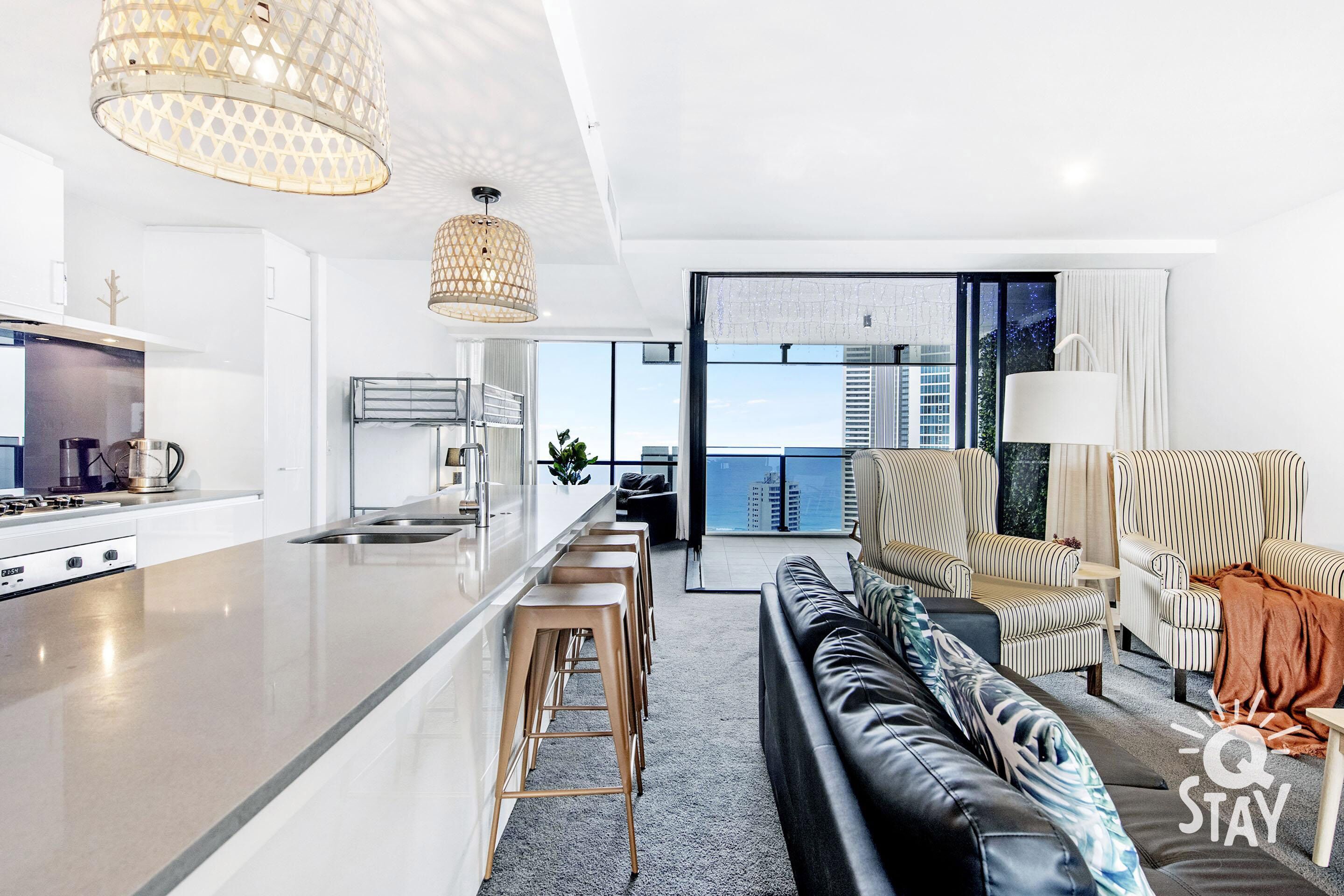 ♦️ Circle on Cavill – 2 Bedroom Ocean SPA — Q Stay