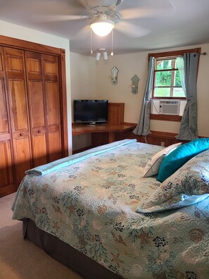 2 bedrooms, desk, iron/ironing board, free WiFi