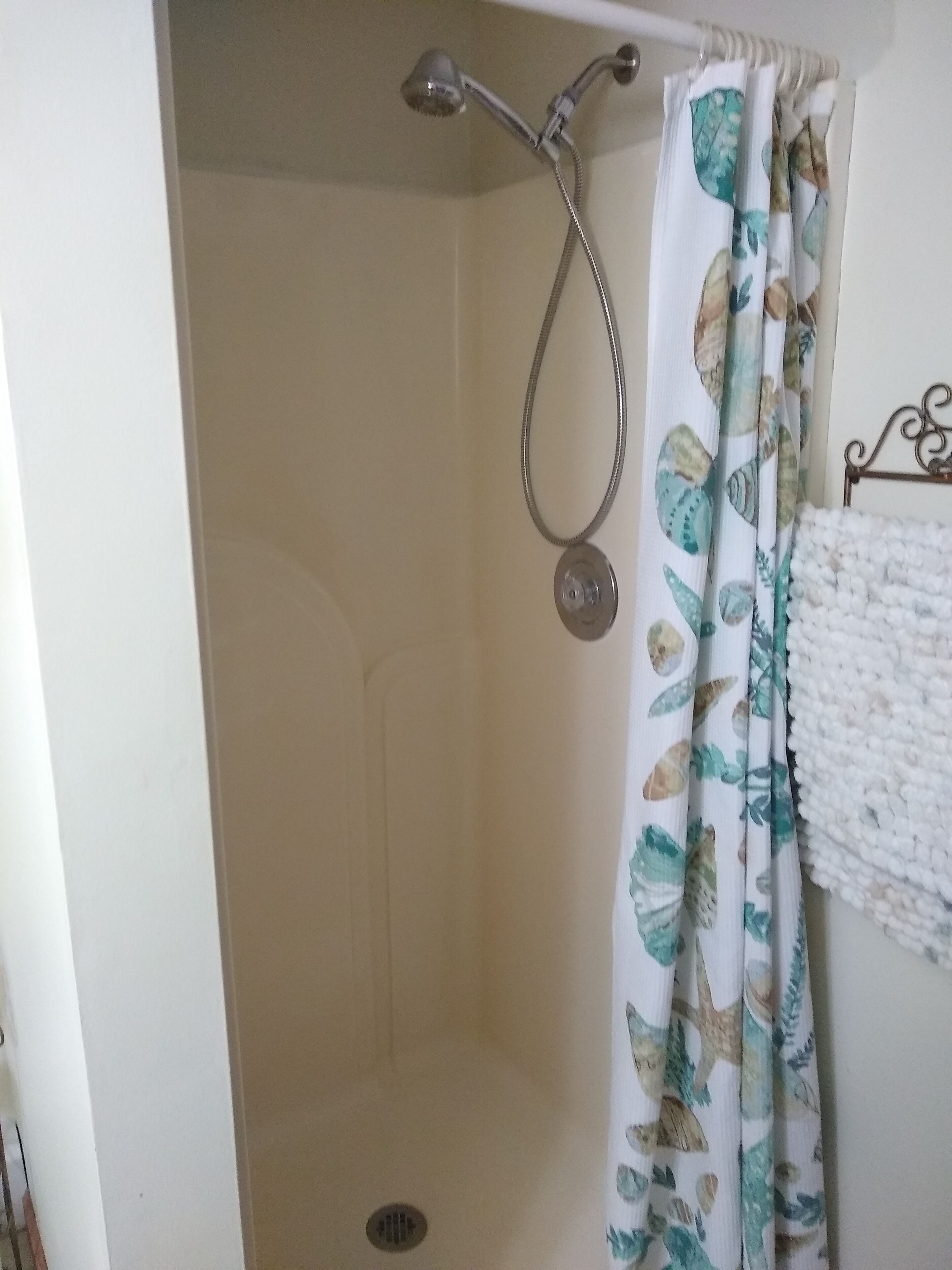 Douche, sèche-cheveux, serviettes fournies, savon