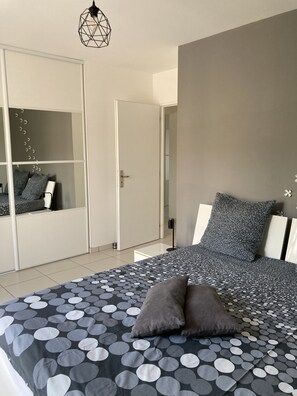 2 bedrooms, iron/ironing board, free WiFi, bed sheets