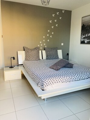 2 slaapkamers, een strijkplank/strijkijzer, gratis wifi, beddengoed