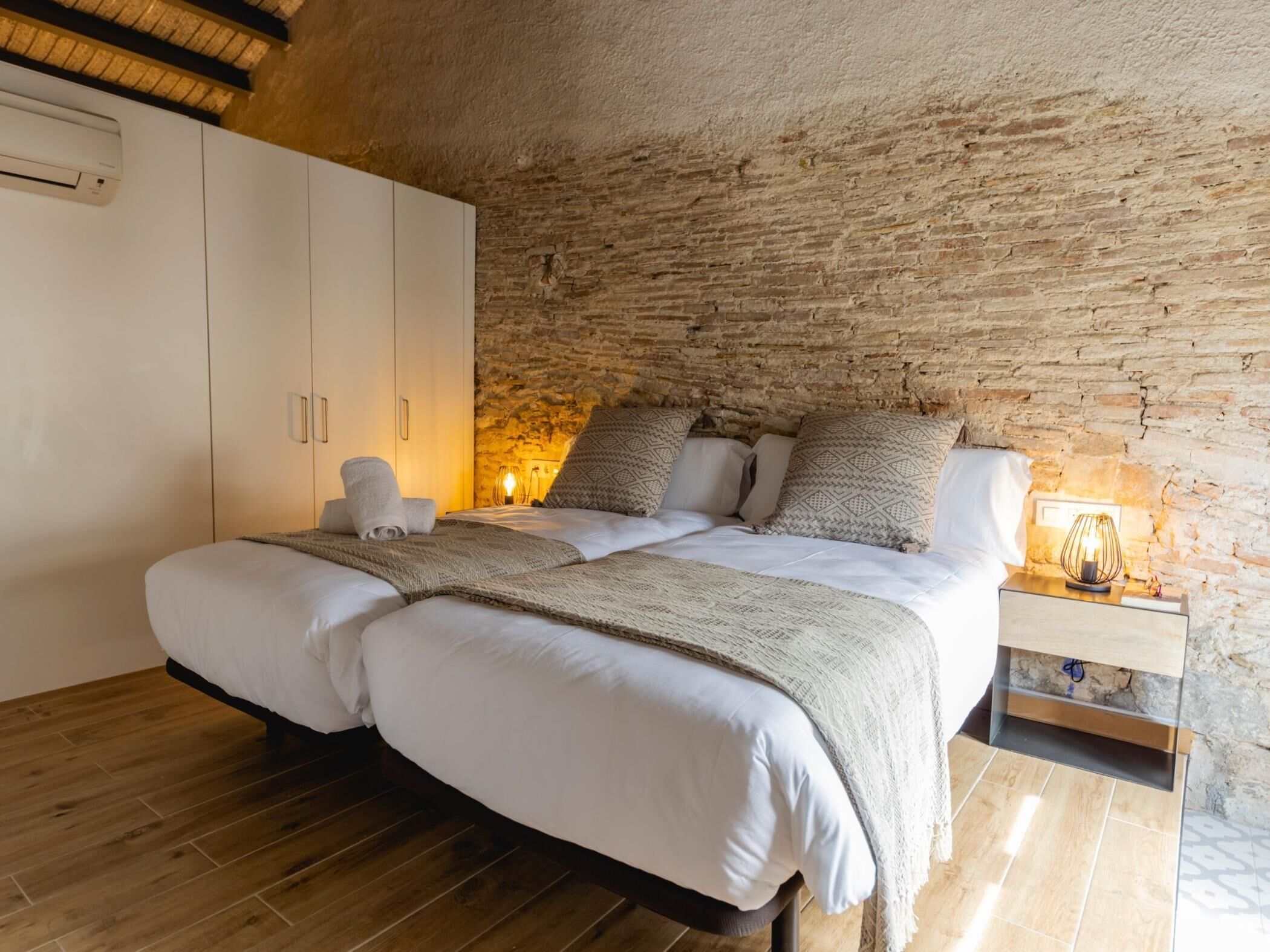 2 dormitorios, tabla de planchar con plancha, Internet y ropa de cama