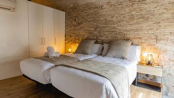 2 slaapkamers, een strijkplank/strijkijzer, internet, beddengoed