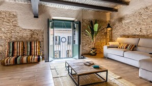 Un salon chaleureux avec un canapé, une table basse et une plante en pot.