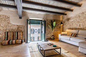 Living area - Plaça del Vi Penthouse - Holiday Apartment in Girona | Bravissimo (Girona)