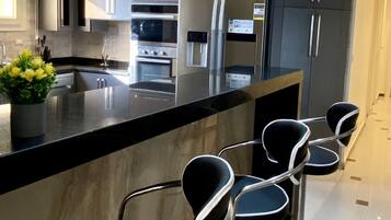 Geladeira, micro-ondas, fogão, cooktop
