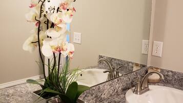 淋浴/盆浴组合、吹风机、毛巾、肥皂