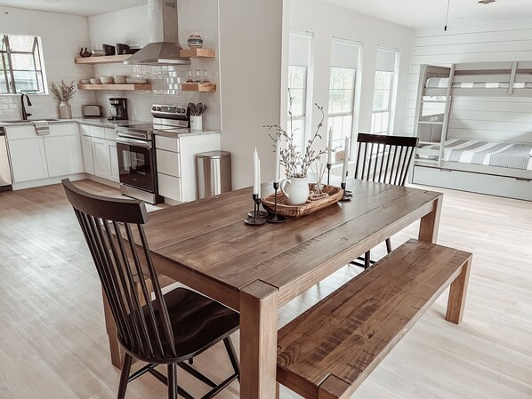 Dining - Cozy Cottage Located on the South Side of Grand Lake (Vinita)