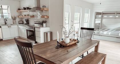 Cozy Cottage Located on the South Side of Grand Lake