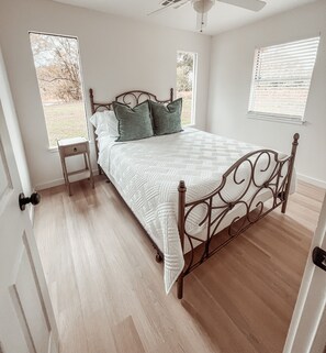 2 bedrooms, travel cot, free WiFi, bed sheets - Cozy Cottage Located on the South Side of Grand Lake (Vinita)