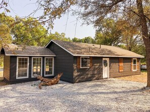 Exterior - Cozy Cottage Located on the South Side of Grand Lake (Vinita)