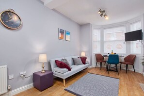 Smart TV - Smart Apt Near EMA: FREE Gym Access, FREE Parking (Castle Donington)