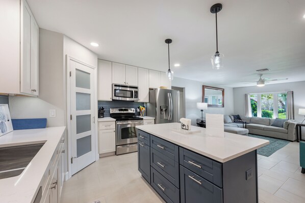 Refrigerador, microondas, horno y parrilla de estufa 