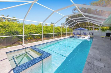 Heated Sports Pool & Spa