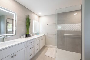 Combined shower/tub, hair dryer, towels