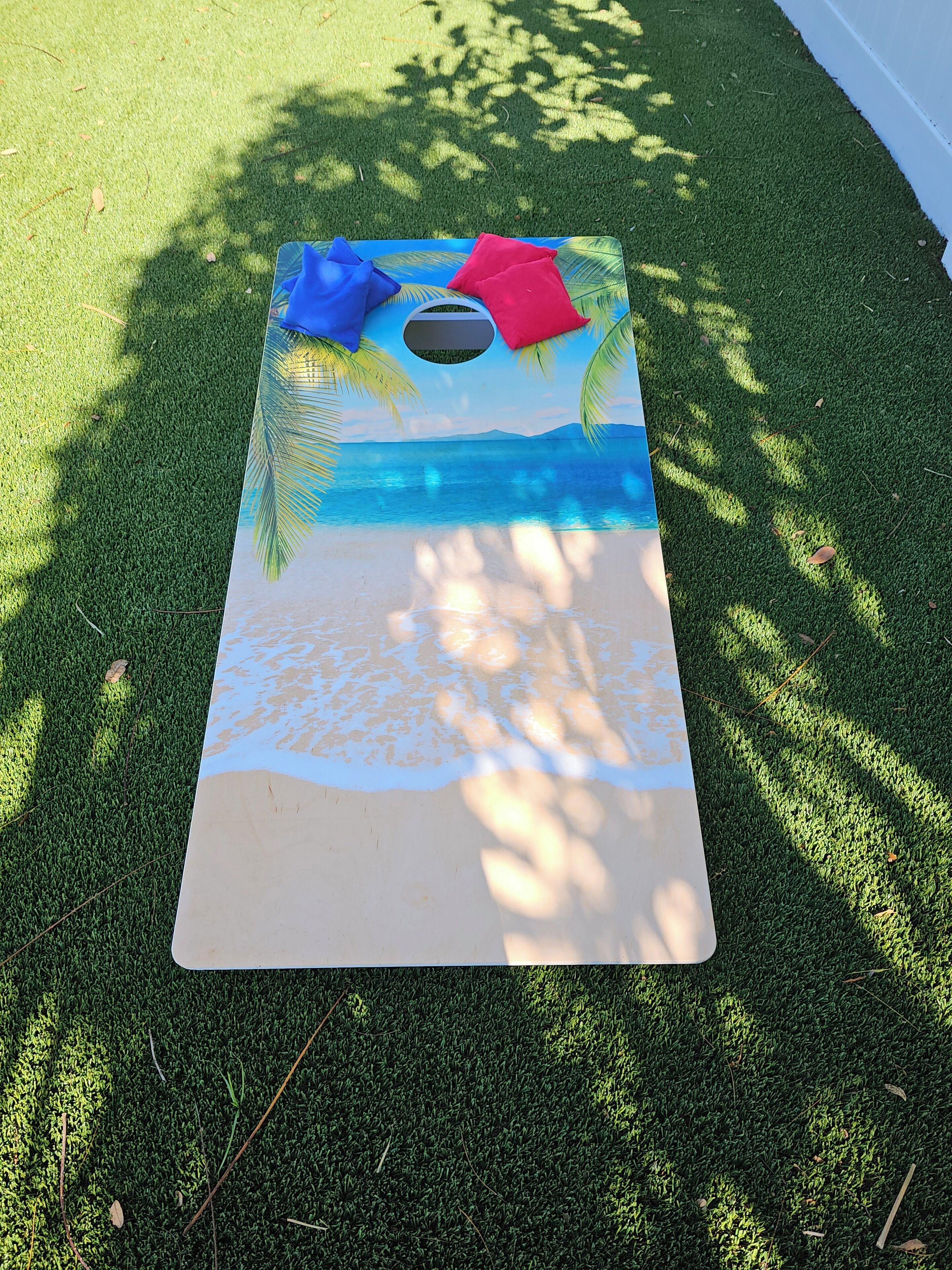 Een strandthema bordspel op kunstgras.