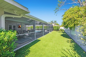 Outdoor dining - Two Master Suites, Fully Stocked Home w/Heated Pool & Spa Close to Everything (Naples)