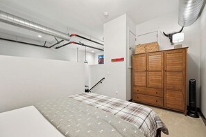 2 habitaciones, tabla de planchar con plancha y cuna de viaje