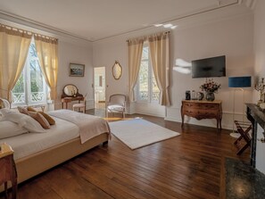 Classic Room | Free WiFi, bed sheets - B&B Château Les Orchidées SAUMUR (Saumur)