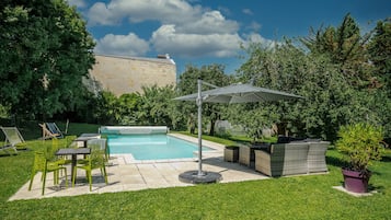 Una piscina al aire libre de temporada