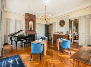 Free daily continental breakfast - B&B Château Les Orchidées SAUMUR (Saumur)