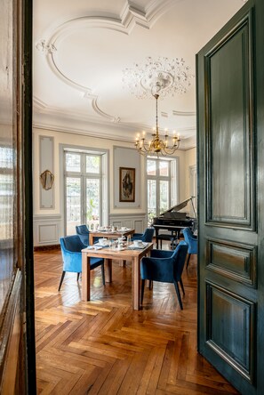 Tägliches inbegriffenes kontinentales Frühstück