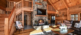 Kinsman Cabin in the woods on 60 acres w/Hot Tub