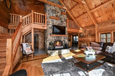 Kinsman Cabin in the woods on 60 acres w/Hot Tub