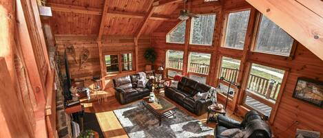 Televisie, een open haard, tafelvoetbal en een tafeltennistafel