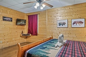 2 bedrooms, desk, iron/ironing board, free WiFi - Near Dollywood⛰Smokies⛰Hot Tub⛰Pool Table⛰Jacuzzi (Pigeon Forge)