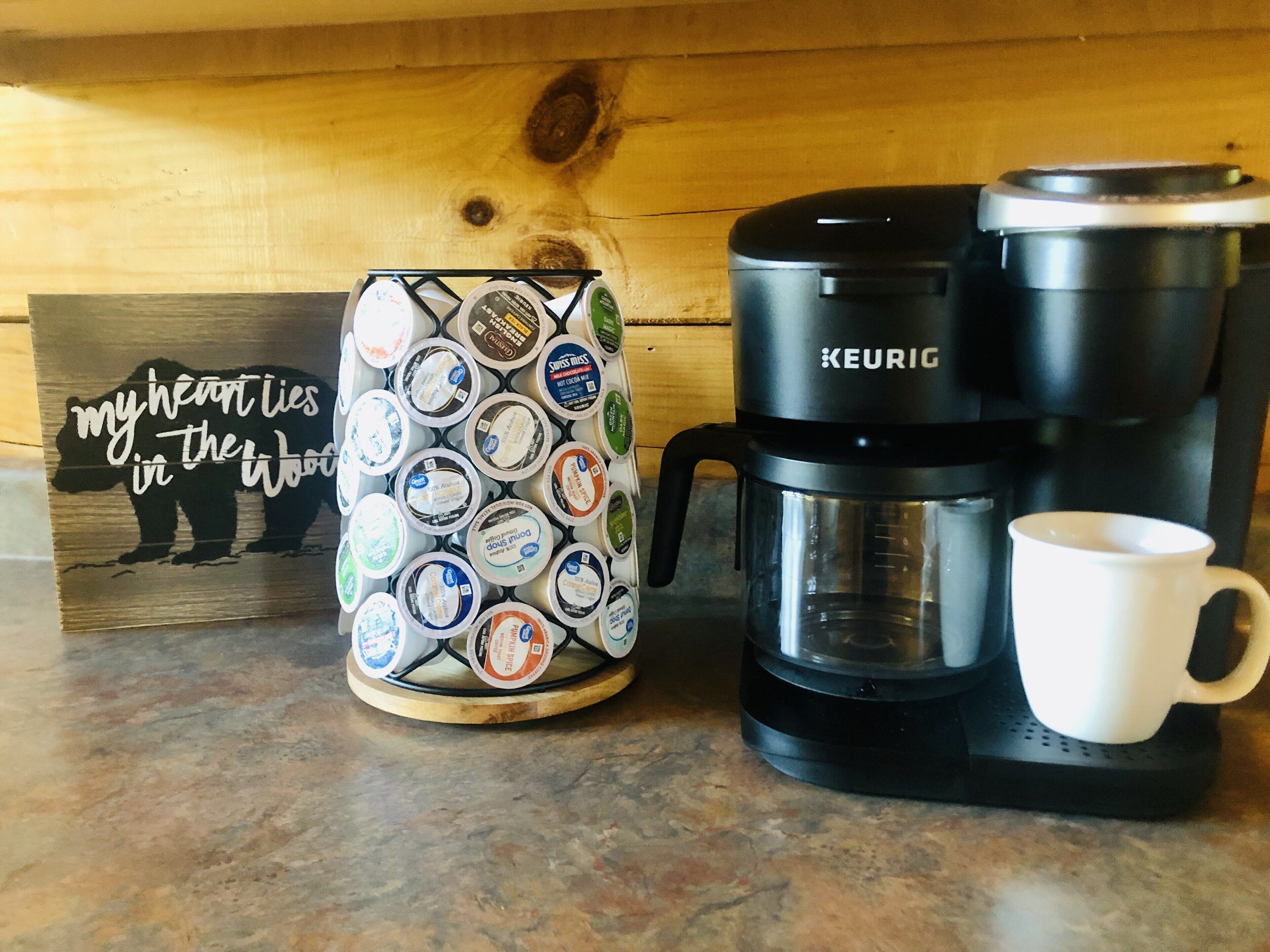 Una cafetera, una tassa i un suport per a gots amb protectors de tassa.