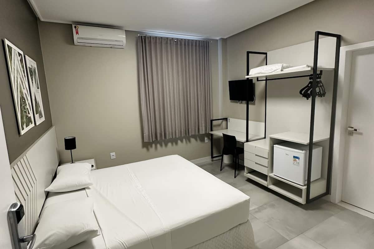 deluxe double room | 1 bedroom, pillow-top beds, minibar, laptop workspace