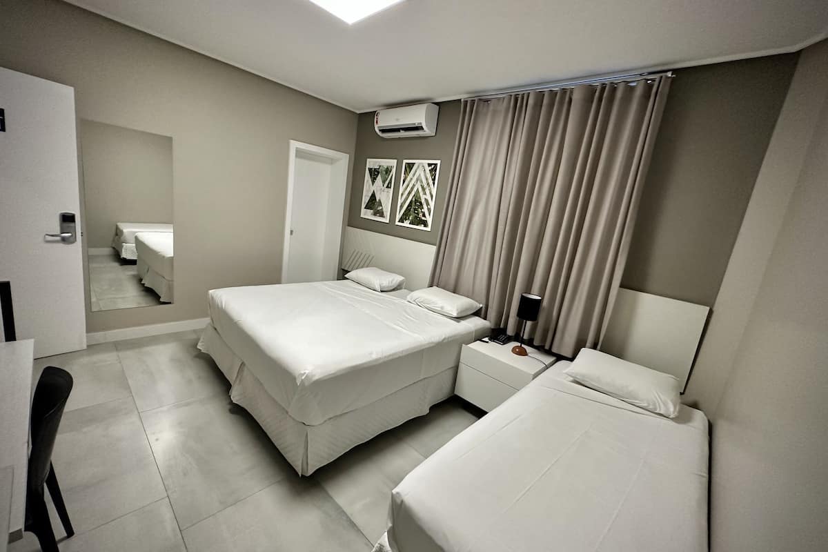 deluxe triple room | 1 bedroom, pillow-top beds, minibar, laptop workspace