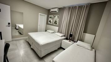 ห้องดีลักซ์ทริปเปิล | เตียงพร้อมฟูกเสริมที่นอน, มินิบาร์, พื้นที่ทำงานแบบใช้แล็ปท็อป