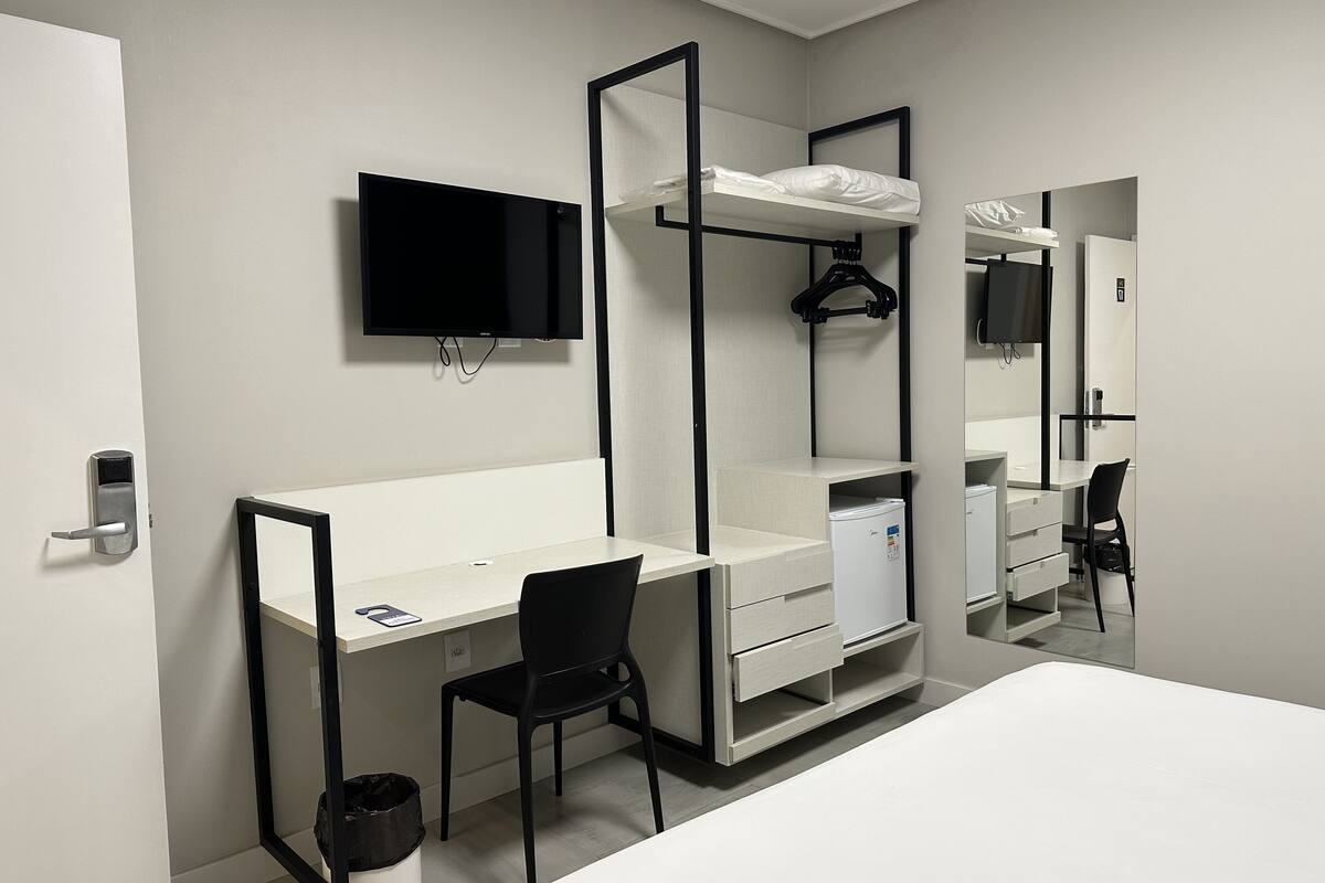 1 bedroom, pillow-top beds, minibar, laptop workspace