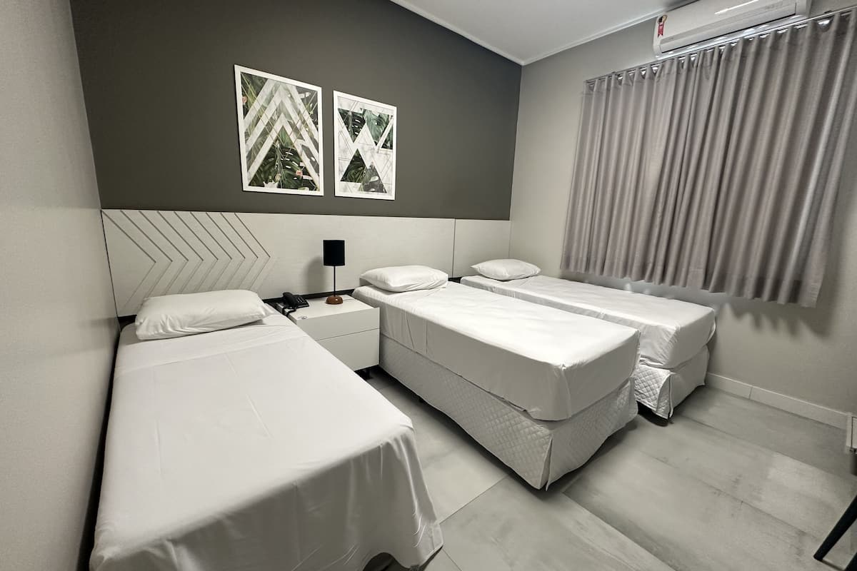 deluxe triple room | 1 bedroom, pillow-top beds, minibar, laptop workspace