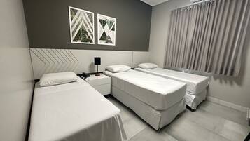 Quarto triplo luxo | Camas com colchões pillow-top, frigobar